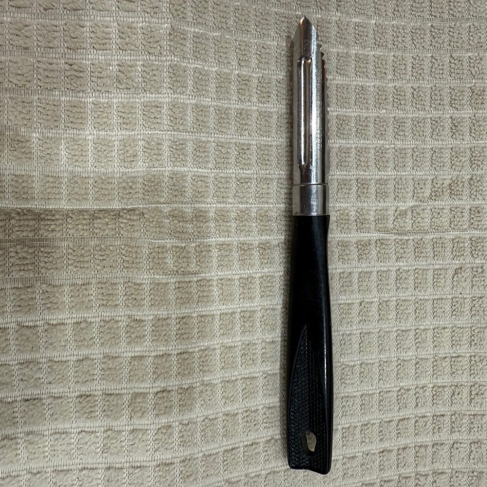 Ekco Vintage Vegetable Peeler Corer Stainless Steel Serrated‎ Black Handle 7in